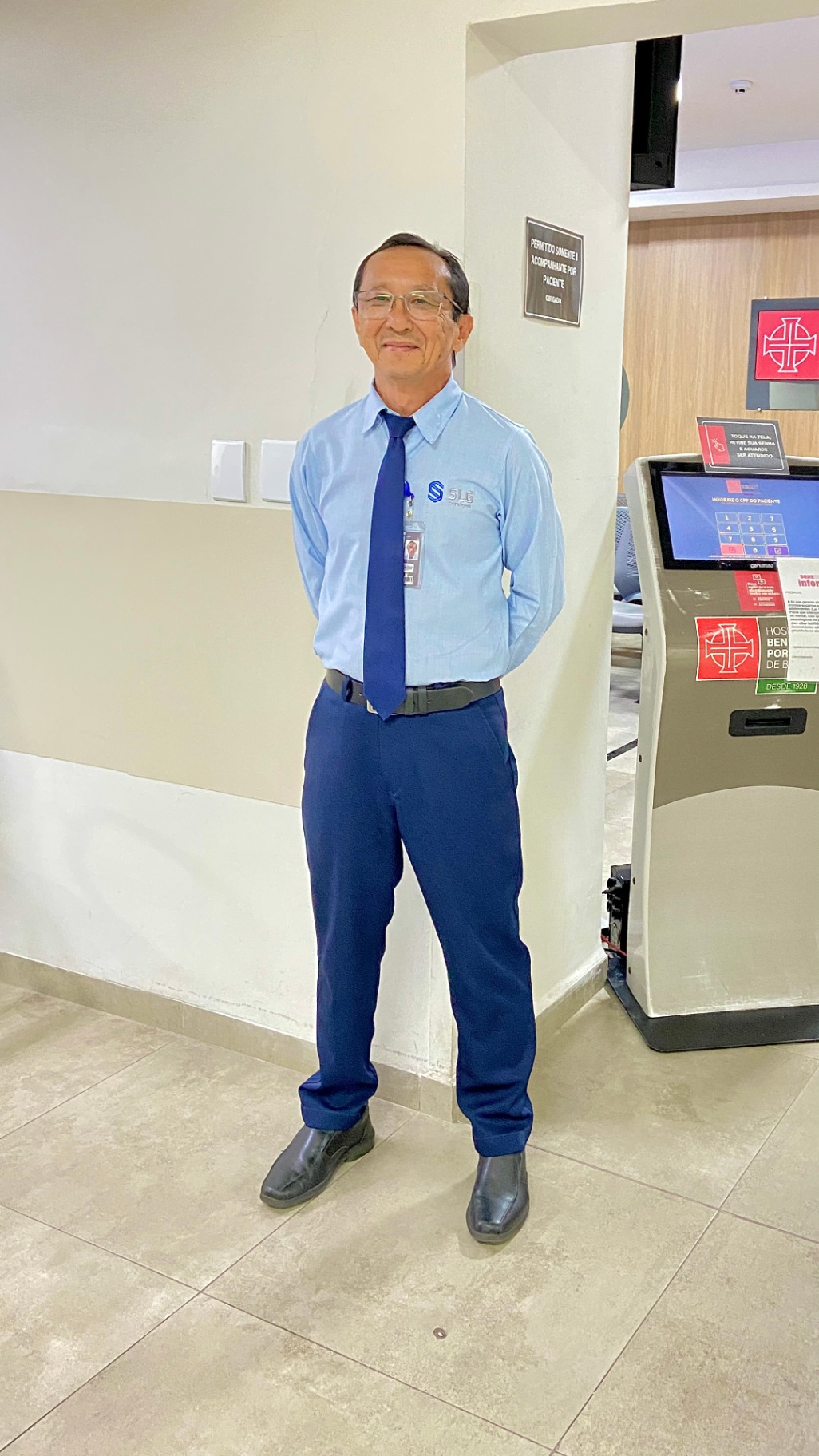 Profissional SLG de controle de acesso em posto hospitalar