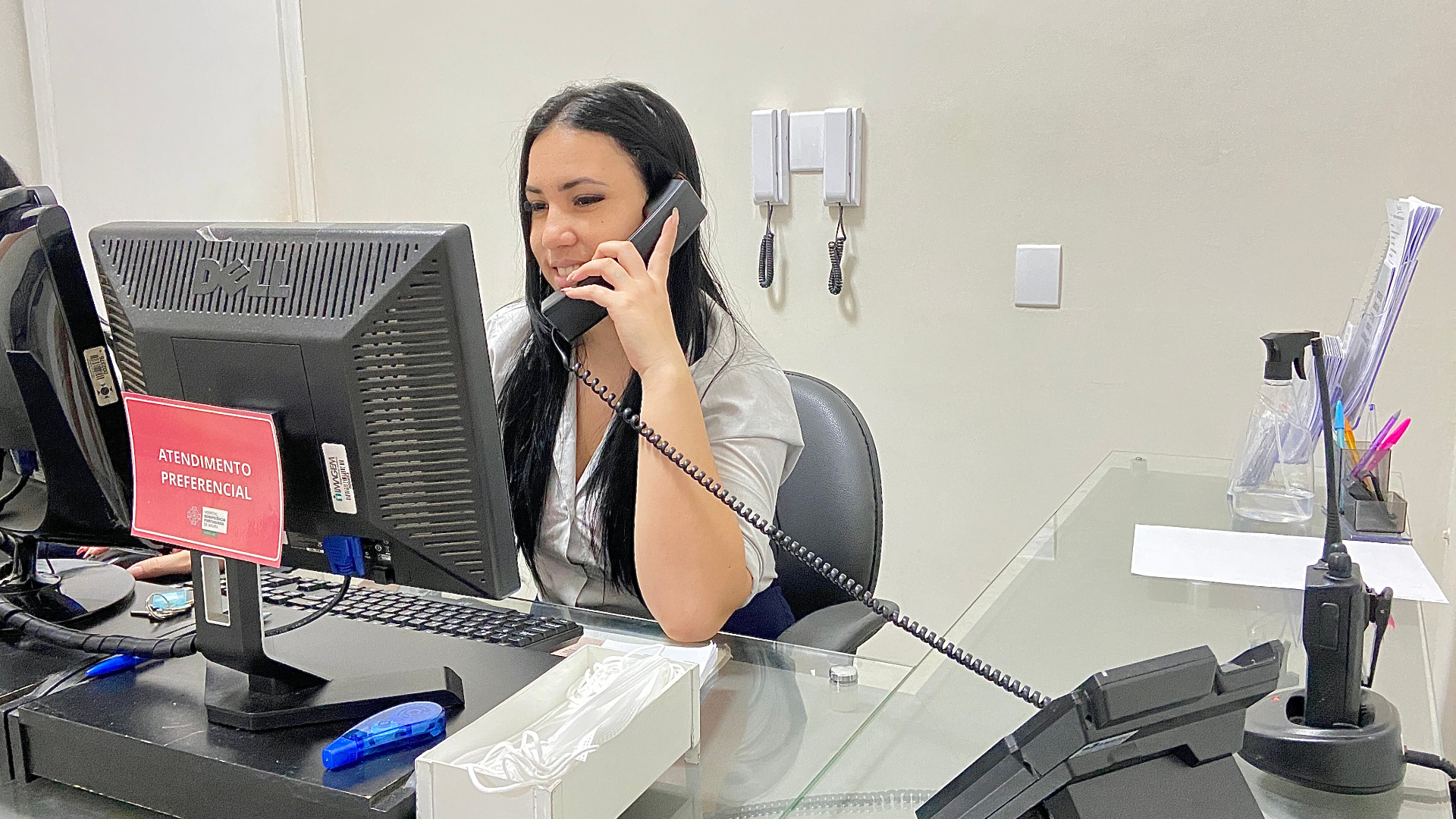 Recepcionista SLG no posto de atendimento preferencial