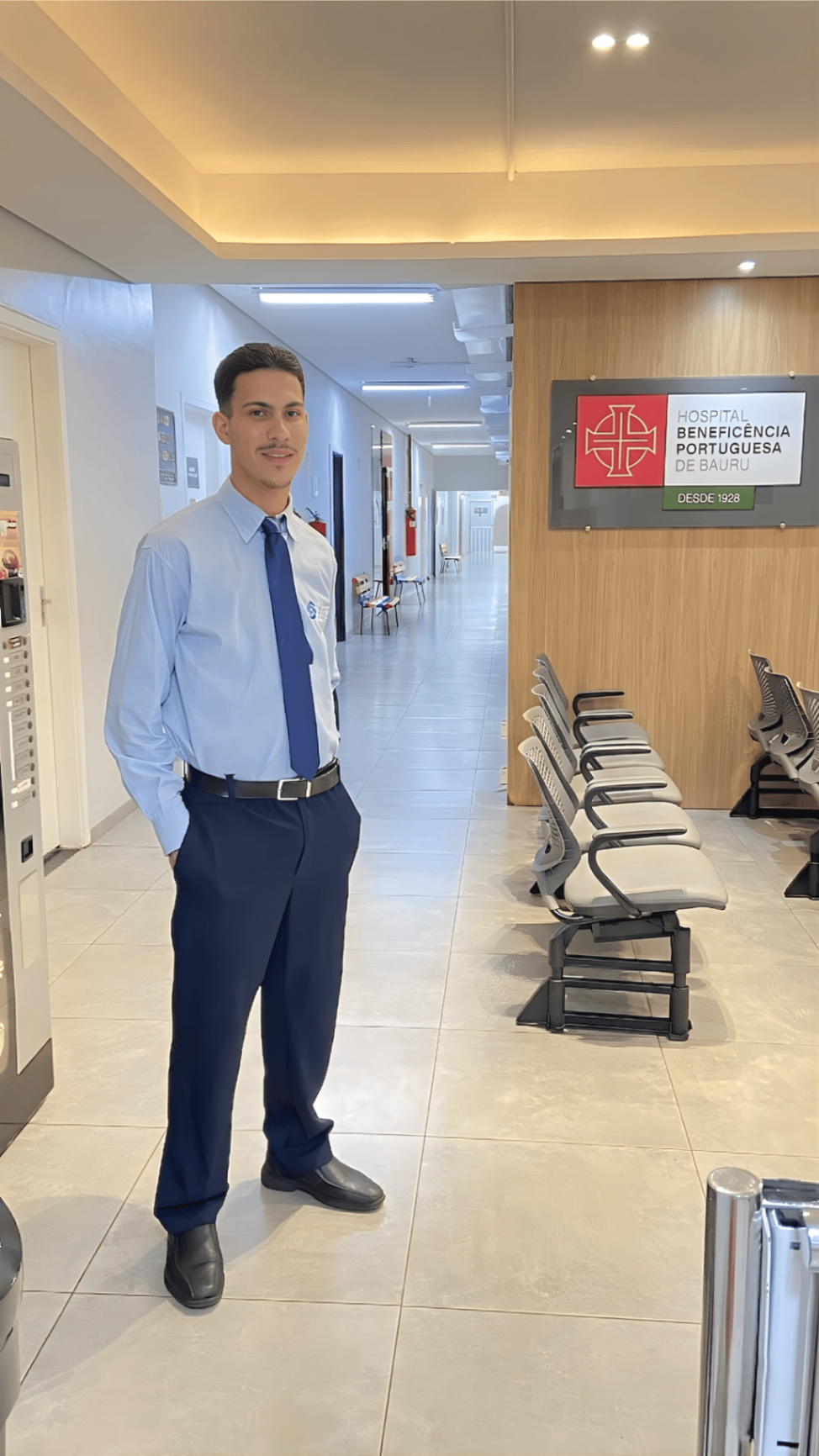 Profissional de portaria SLG em área de recepção hospitalar