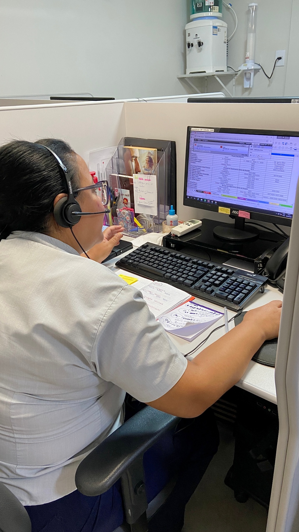 Telefonista SLG realizando triagem de ligações