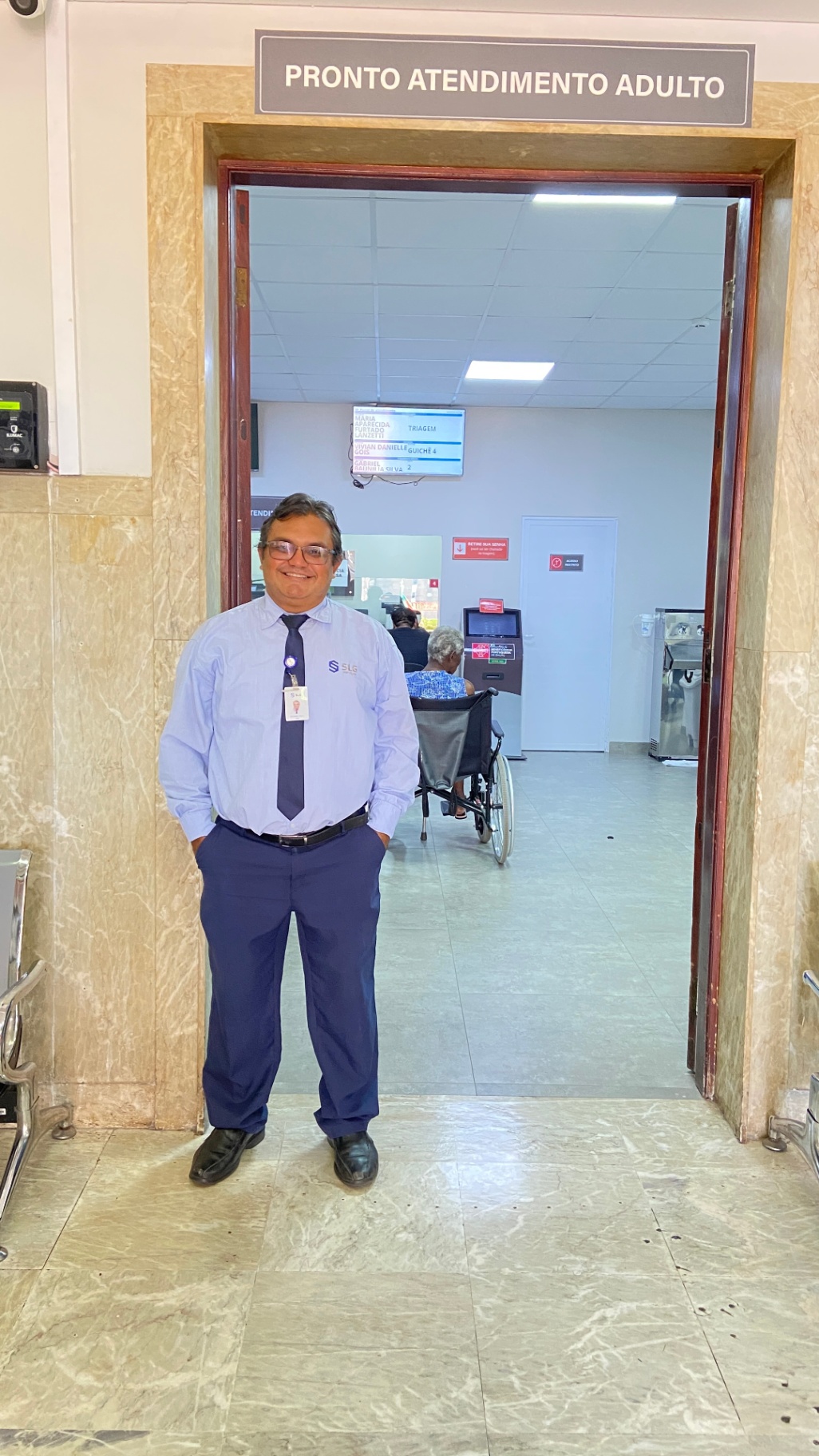 Profissional de portaria SLG em pronto atendimento