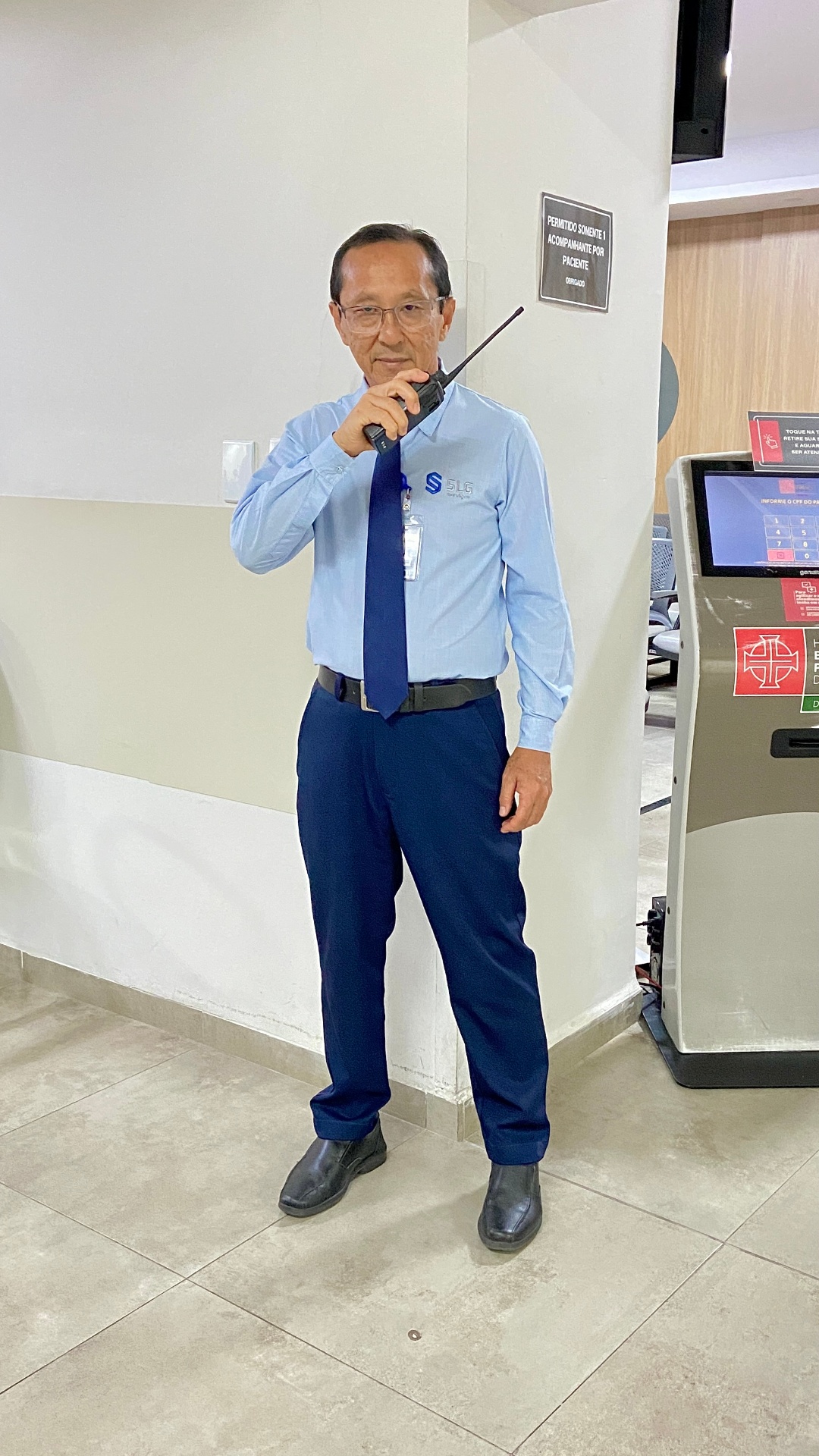 Profissional SLG usando rádio para monitoramento e comunicação
