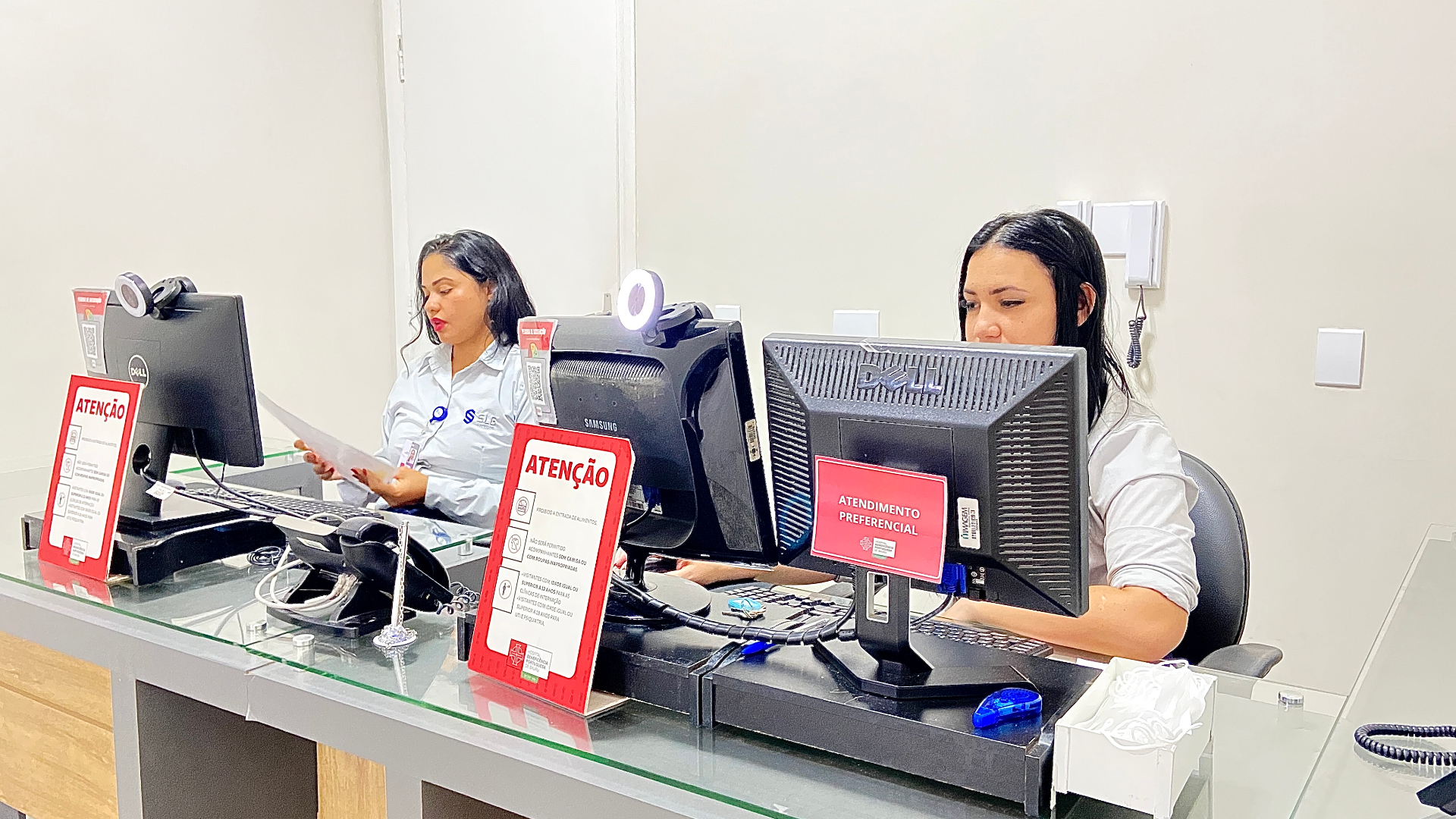 Equipe de recepção SLG em posto duplo de atendimento