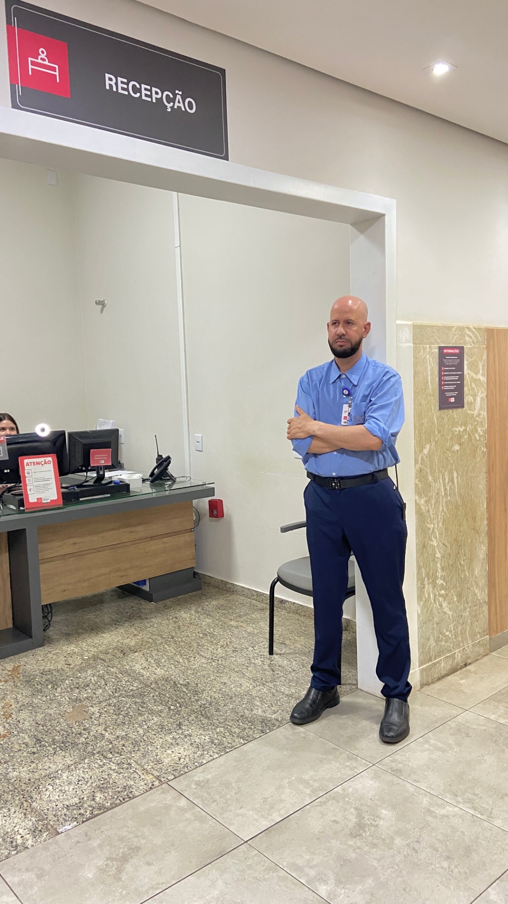 Profissional SLG em recepção realizando vigilância preventiva