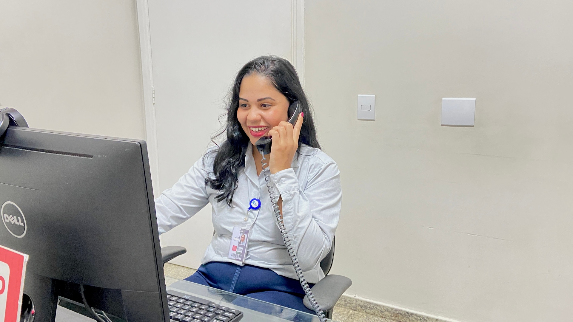 Recepcionista SLG conduzindo ligação com cordialidade