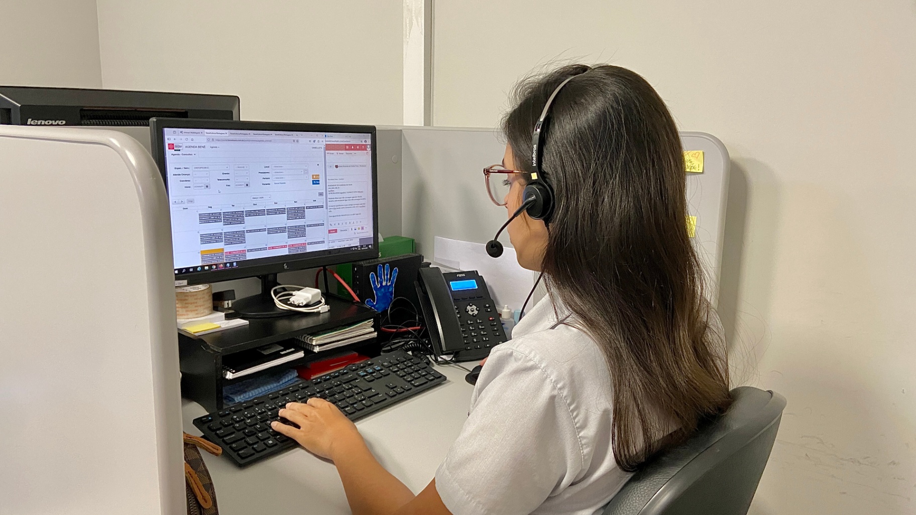 Telefonista SLG operando sistema de agendamento